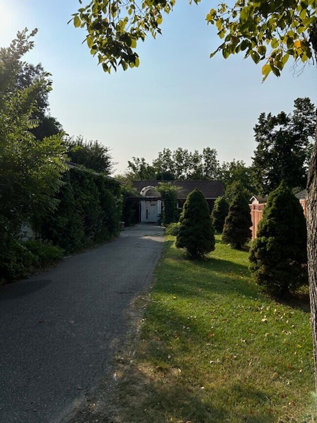 Building Photo - Charming Furnished 1BR Home with Garage & ...