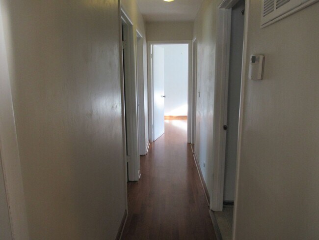 Foto del edificio - 3 bedroom home with detached 2 car Garage