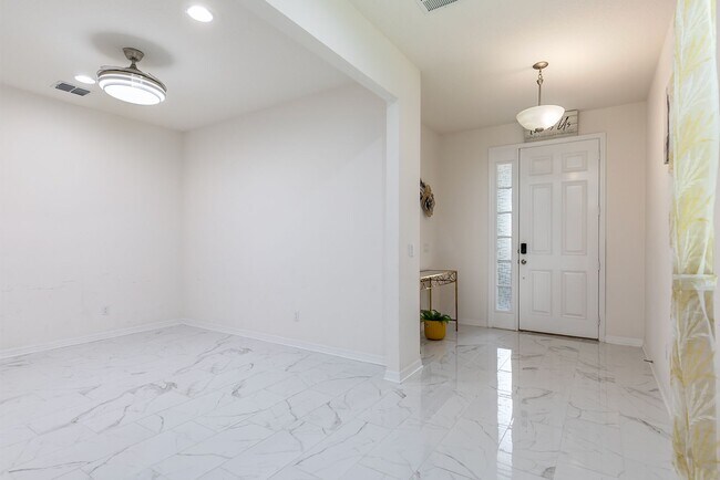 Building Photo - AMAZING 2 STORY HOME AVAILABLE AND BEAUTIFUL!