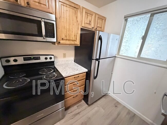 Building Photo - 3150 Lakeside Dr