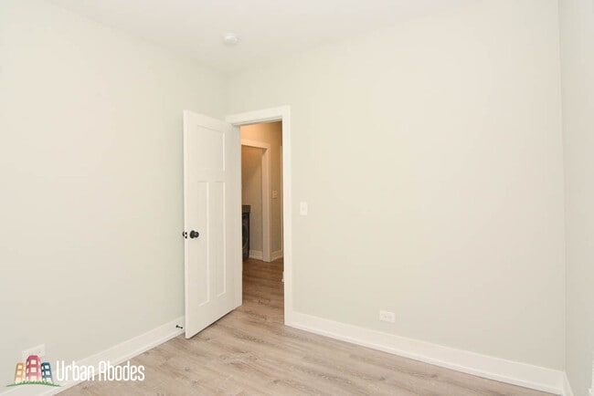Building Photo - 711 W Brompton Ave