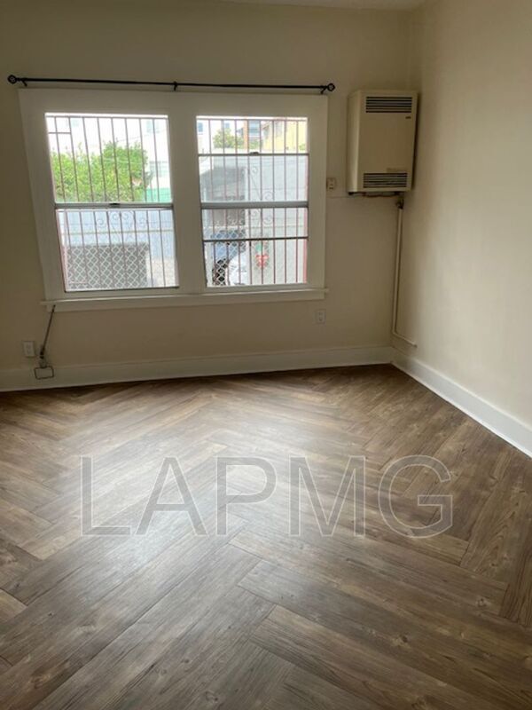 Foto del edificio - 1614 N Kenmore Ave