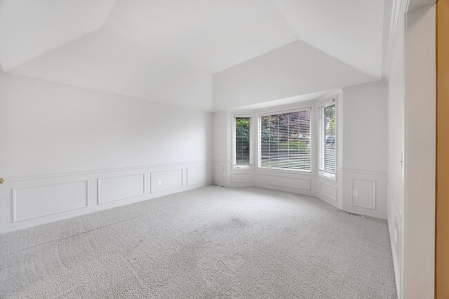 Building Photo - Welcome to your new home, located in Deer Creek, where pets are welcome.