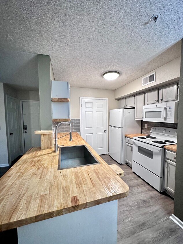 Foto principal - Newly Renovated 1B/1B Condo near Beach in ...