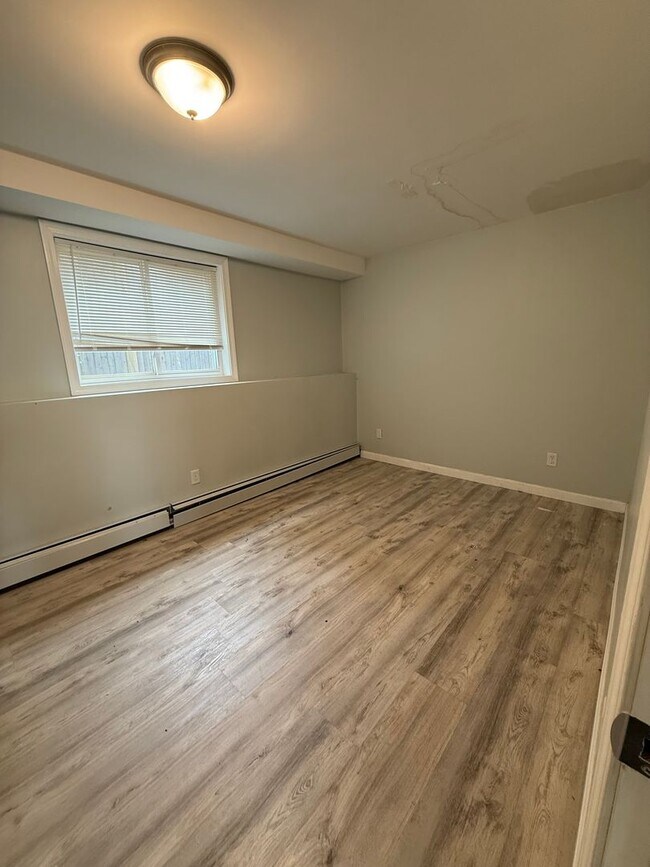 Foto del edificio - Huge 2 bed 1 Bath Utilities Included!