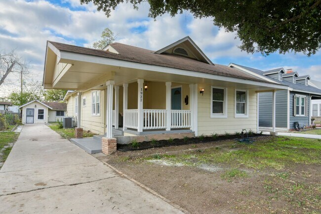 Building Photo - 1932 W Huisache Ave