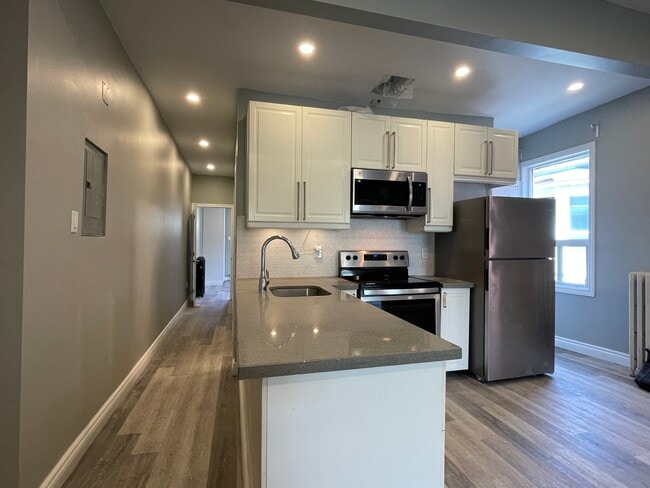 Building Photo - 822 Dundas St W