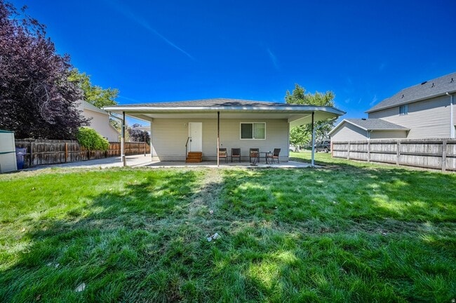 Building Photo - 916 Vics Rd