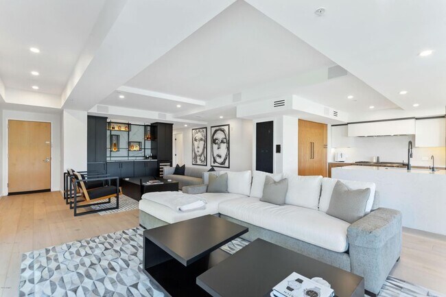 Building Photo - 7147 E Rancho Vista Dr