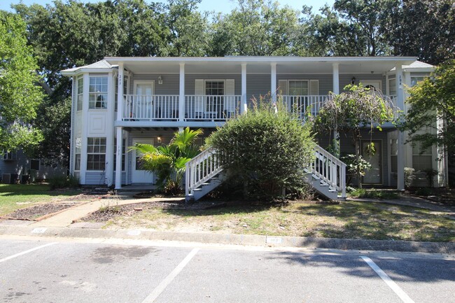 Building Photo - 2 Bed, 2 Bath 1st Floor Condo Near Pensaco...