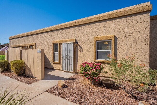 Foto del edificio - Updated townhome near Central Phx/Biltmore!
