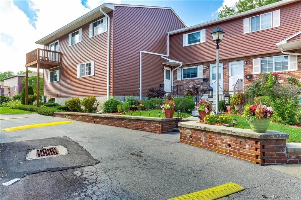 65 Patricia Rd Unit F, Bridgeport, CT 06606 Condo for Rent in