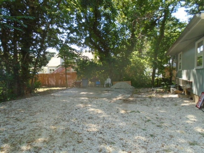 Foto del edificio - 1857 College Heights Rd