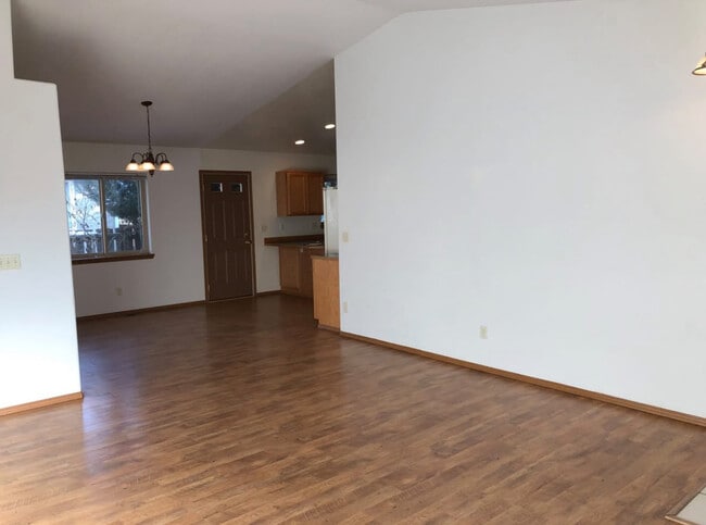 Building Photo - 501 E Walnut Cir