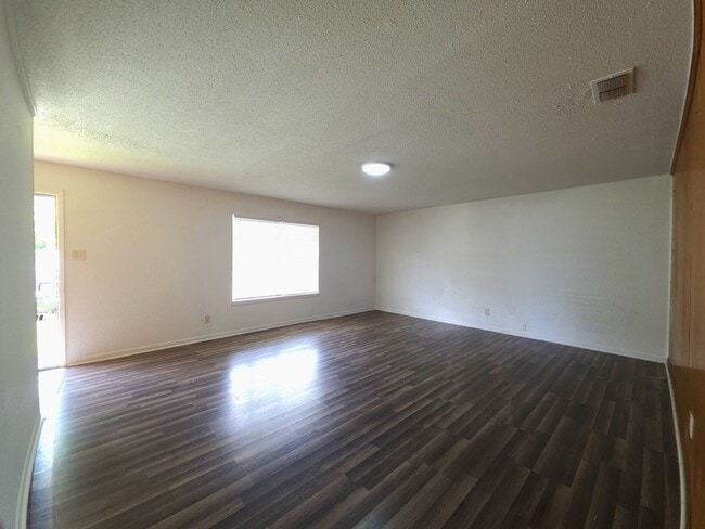 Building Photo - 501 E Reagan St