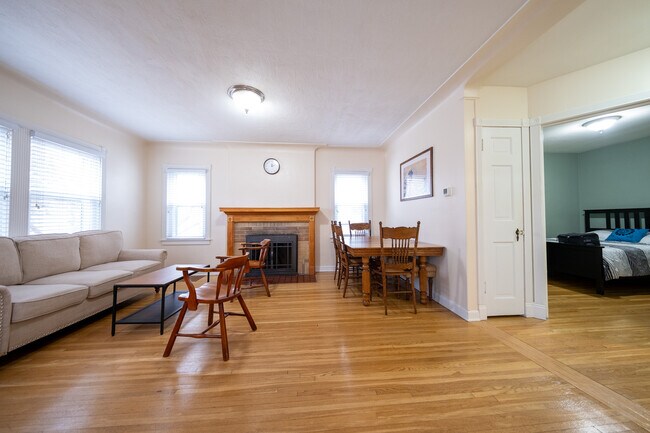 Foto del edificio - 6057 Clinton Ave