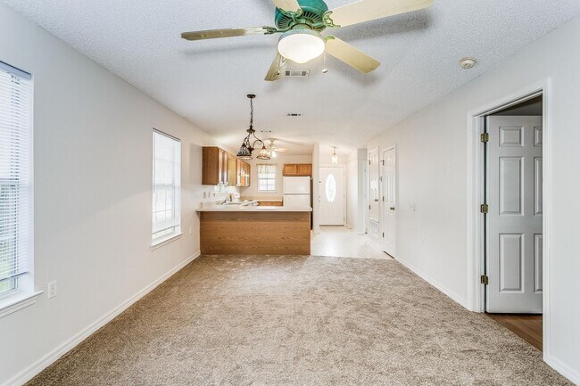 Building Photo - Adorable two-bedroom home with bonus room