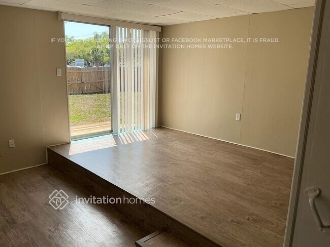 Building Photo - 2209 Curtis Dr S