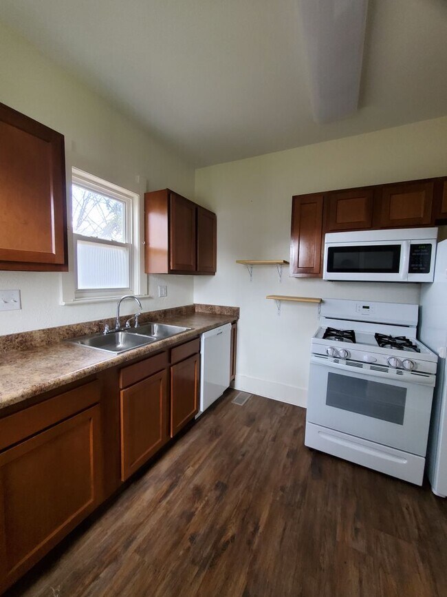 Building Photo - Welcome to this charming 3-bedroom, 1-bath...