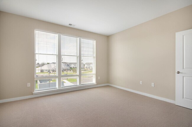 Building Photo - One Bedroom Luxury Apartment (Elevator Building)