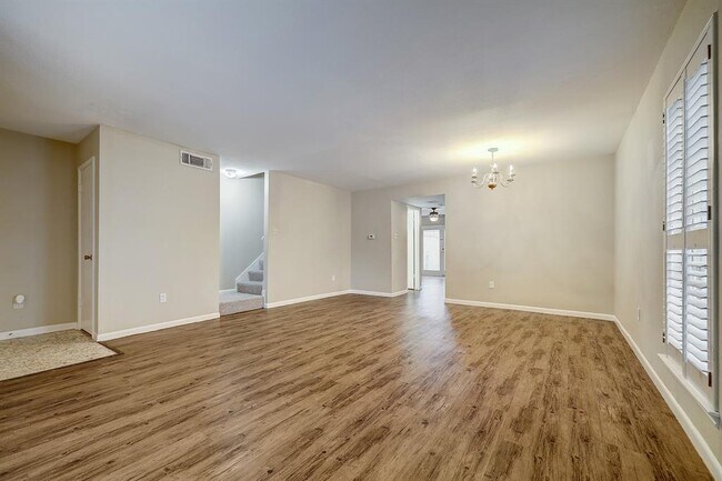 Building Photo - 5863 Valley Forge Dr