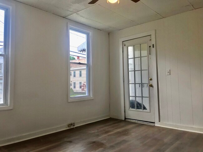 Building Photo - 1612 Foster Ave