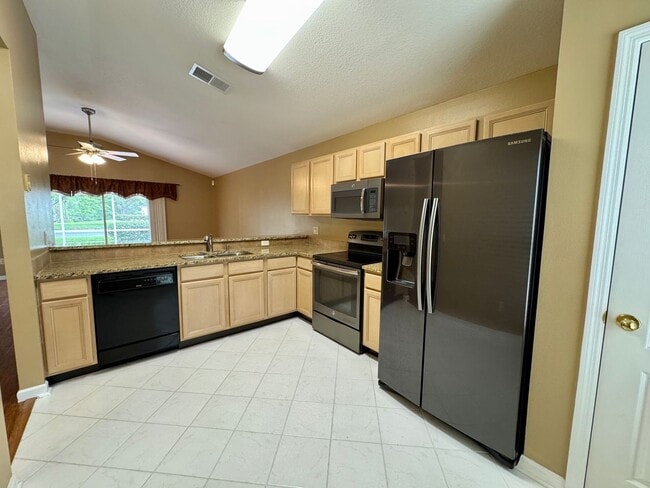 Building Photo - IMMACULATE 2 Bedroom / 2 Bathroom in Count...
