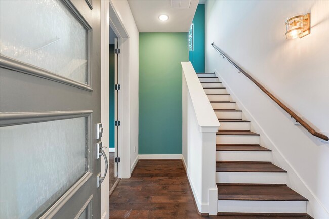 Building Photo - Stunning Freestanding Home with Soaring Ce...