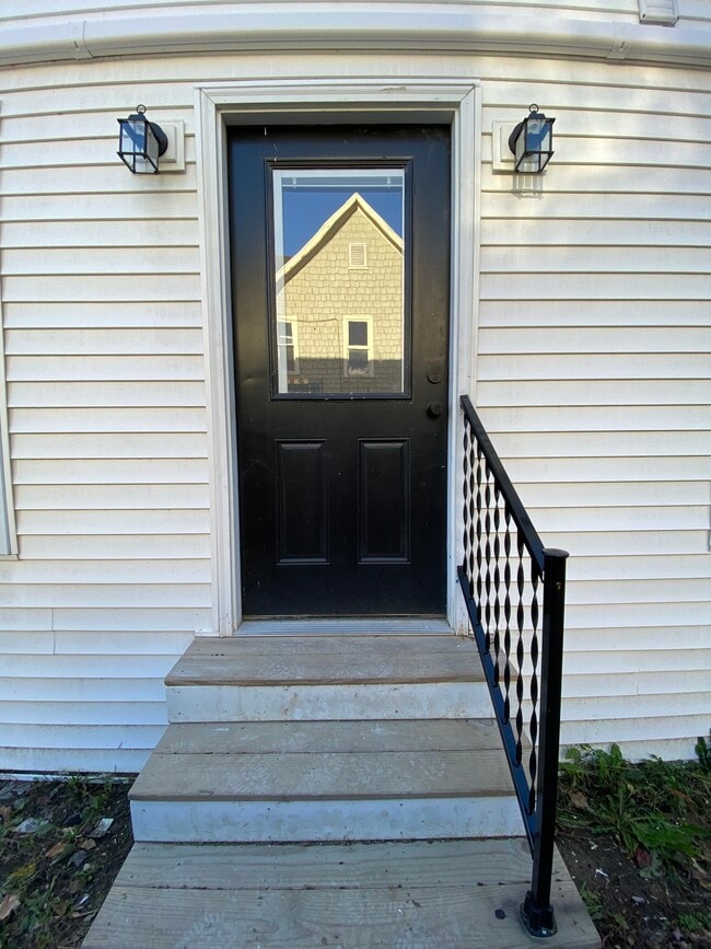 Building Photo - 470 W 2nd St