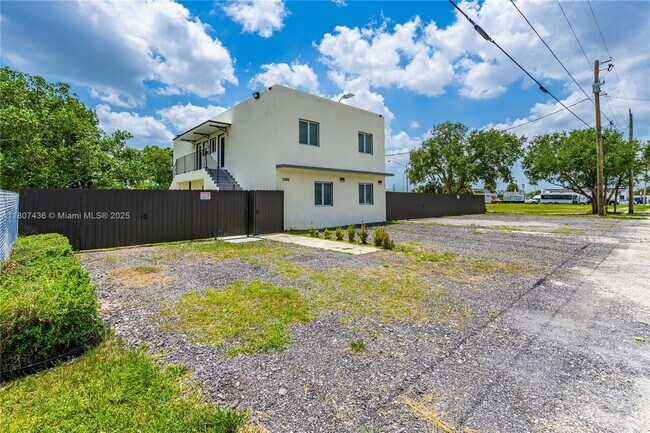 Foto del edificio - 21845 Goulds Ave