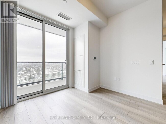 Photo du bâtiment - 5858 Yonge St