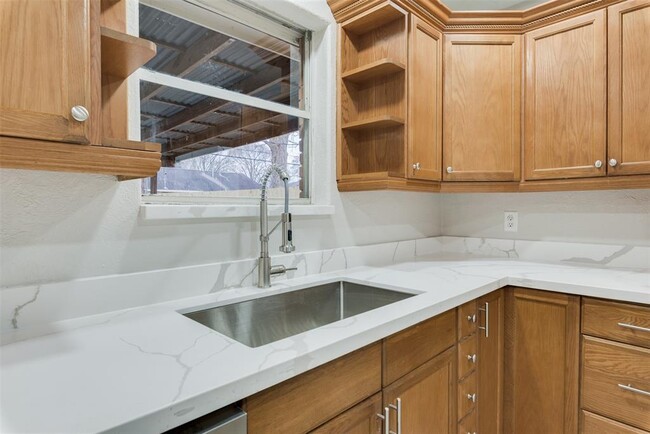 Foto del edificio - 2626 Hillshire Dr