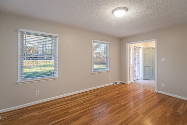 Foto del edificio - Northern Greensboro, Brick Ranch, Hardwood...