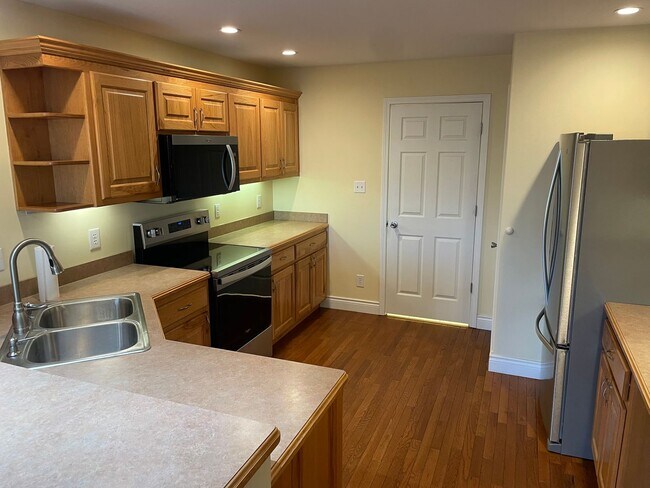 Foto del edificio - Beautiful 4 bedroom, 3 1/2 bath.