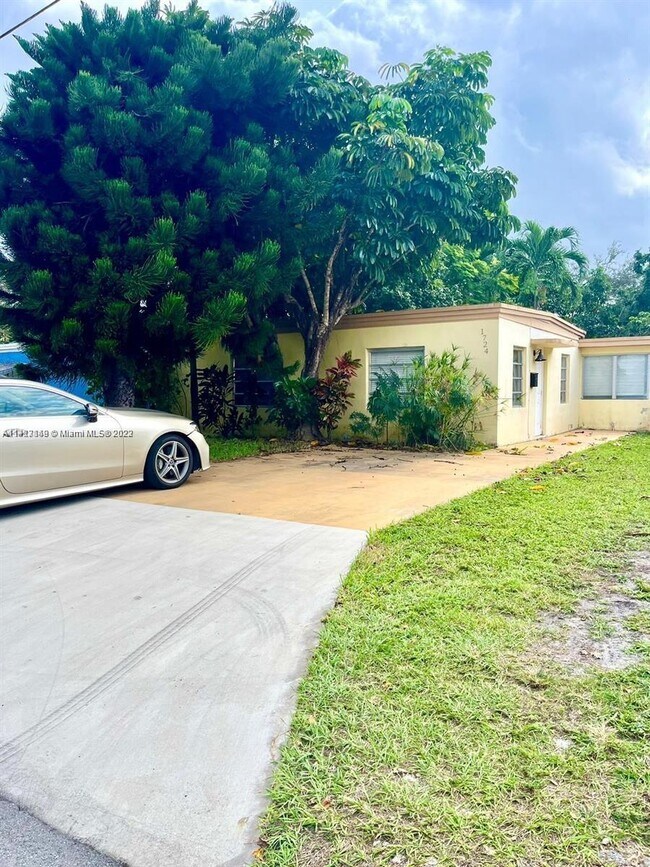 Foto del edificio - 1724 NE 183rd St