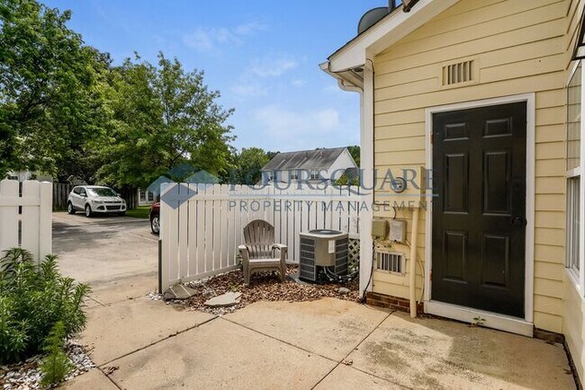 Building Photo - Townhome | Washer/ Dryer Included | Privat...