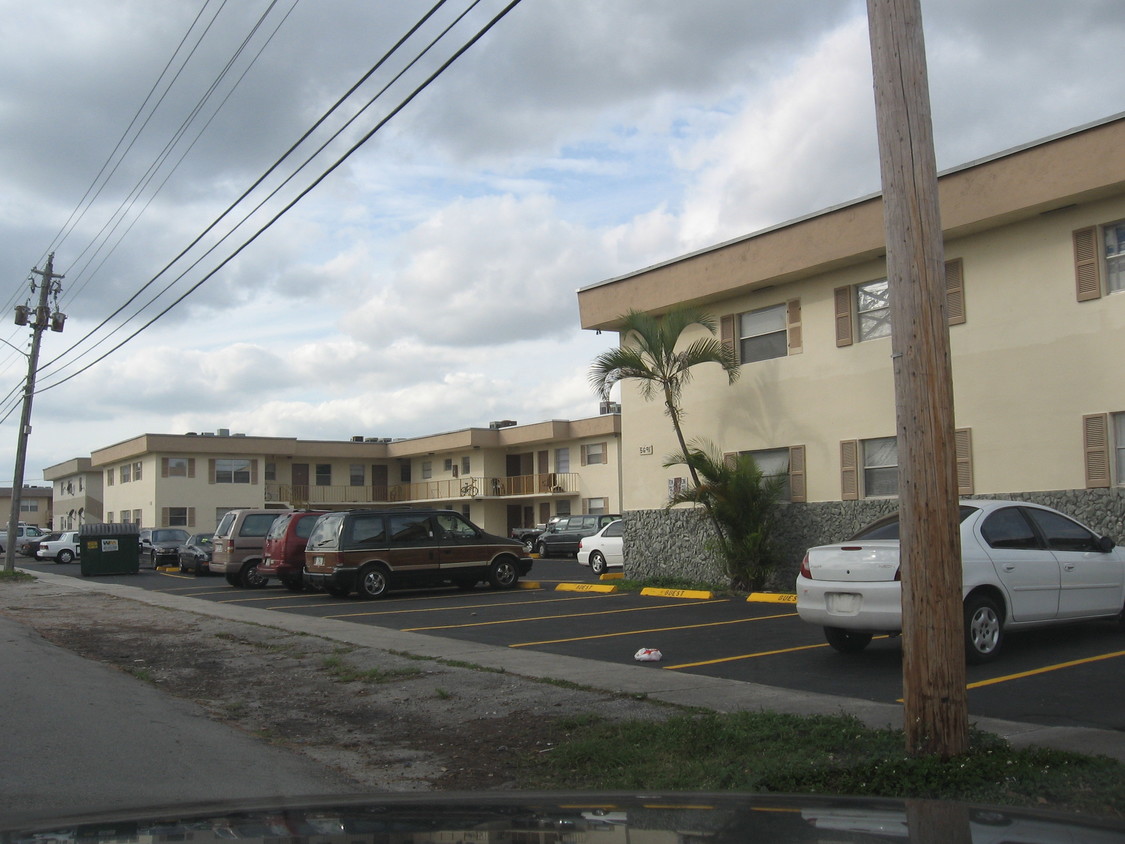 Building Photo - 5899 SW 36th Ct