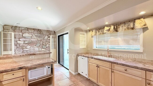 Foto del edificio - 3821 S Kenwood Ln