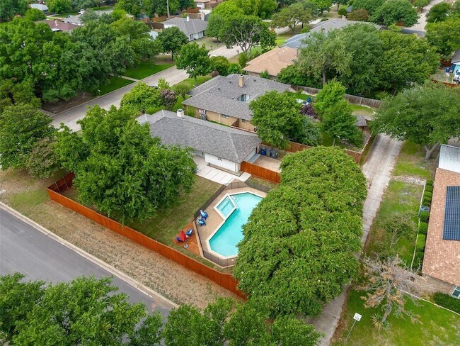 Building Photo - 709 Thoreau Ln