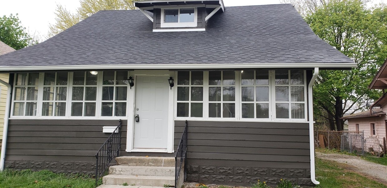 Primary Photo - 3 bedroom 1 bath house