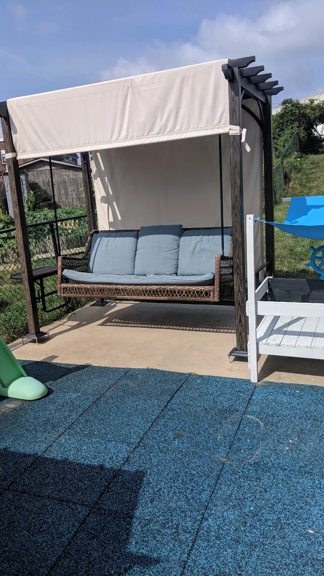 Shared area in the backyard - 2806 Ryerson Pl