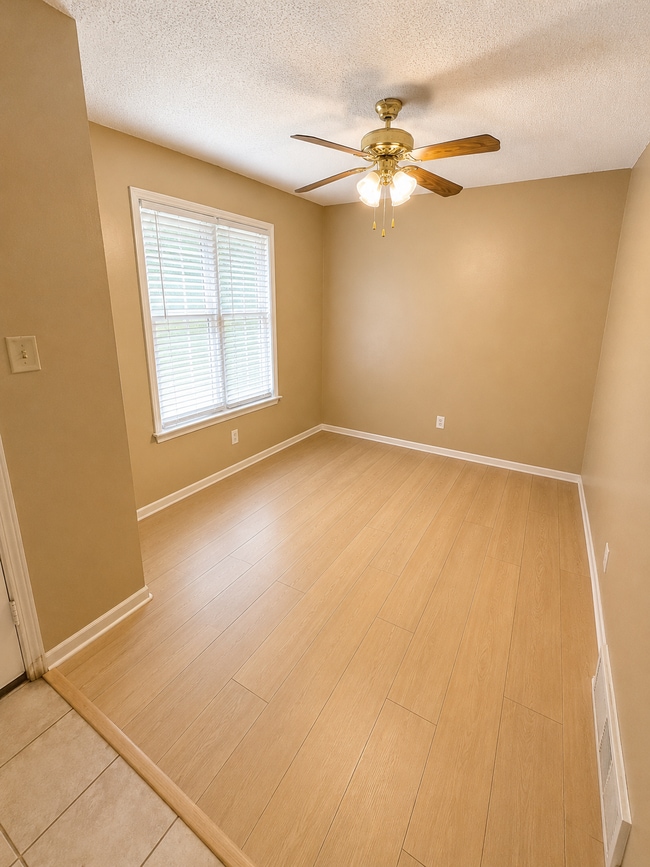 Building Photo - 1220 Oakplace Dr SW