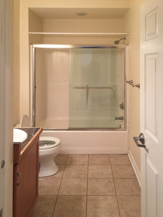 Baño - 2522 E Carson St