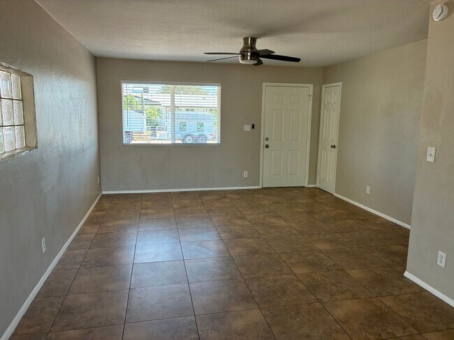 Foto del edificio - Spacious 4 BR 2BA w/ Large Lot in Paradise Valley!!  Located at 36th St and Greenway