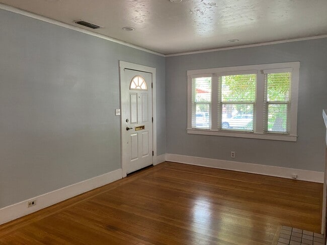 Building Photo - Charming 2 bed/1 bath cottage only 2 blocks from McKinley Park -Available in the beginning of July!