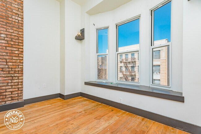 Building Photo - 551 Kosciuszko St