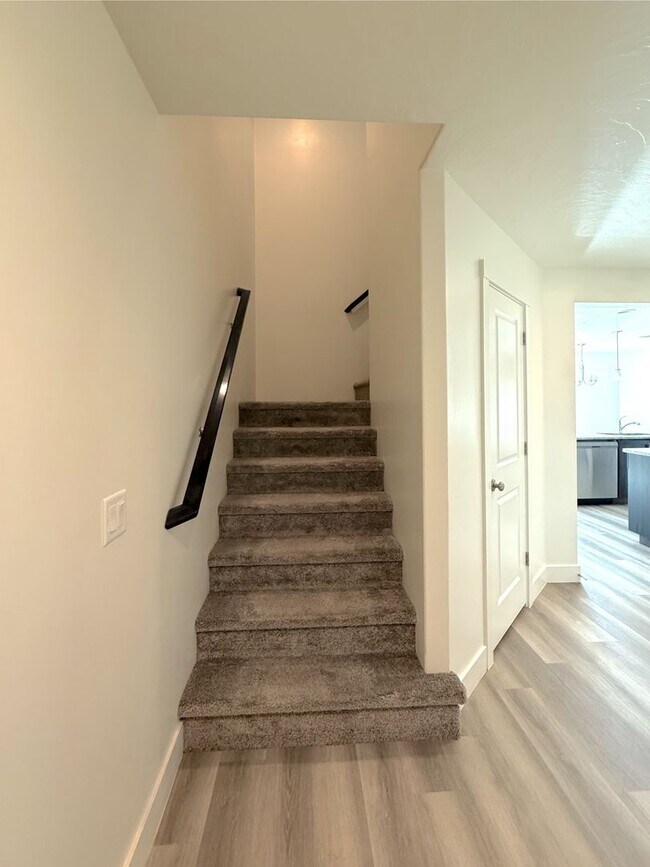 Building Photo - 4 Bed, 2.5 Bath home with 2 Car Garage