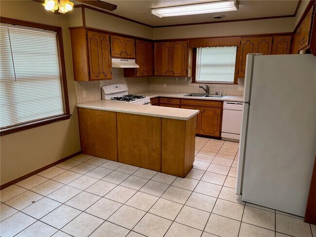 Building Photo - 1140 Paradise Ln
