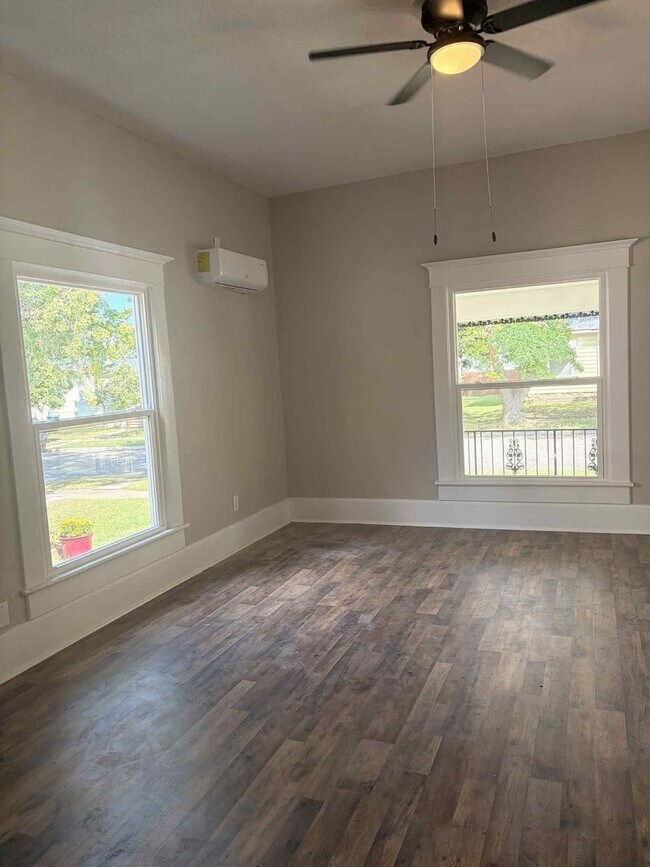 Building Photo - Stunning Remodeled 3-Bedroom/ 1 BATHROOM H...