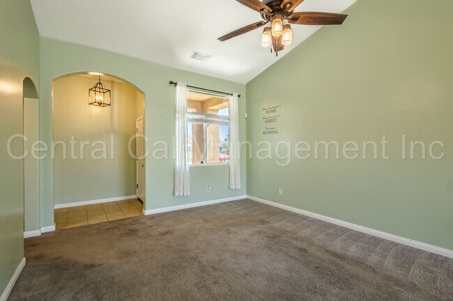 Foto del edificio - 3 Bedroom/2 Bath Home in Tyner Ranch - $22...